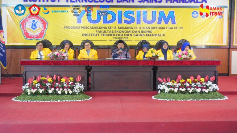 Wakil Bupati Bondowoso Alumni ITSM Berikan Pembekalan pada Yudisium Mahasiswa