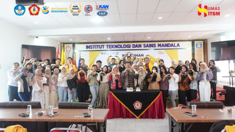 ITS Mandala Gelar Pelatihan Public Speaking di Hari Batik Nasional